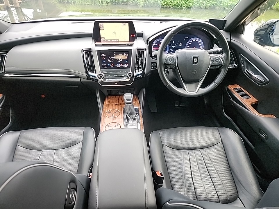 
								2018 Toyota Crown Hybrid RS Advance full									